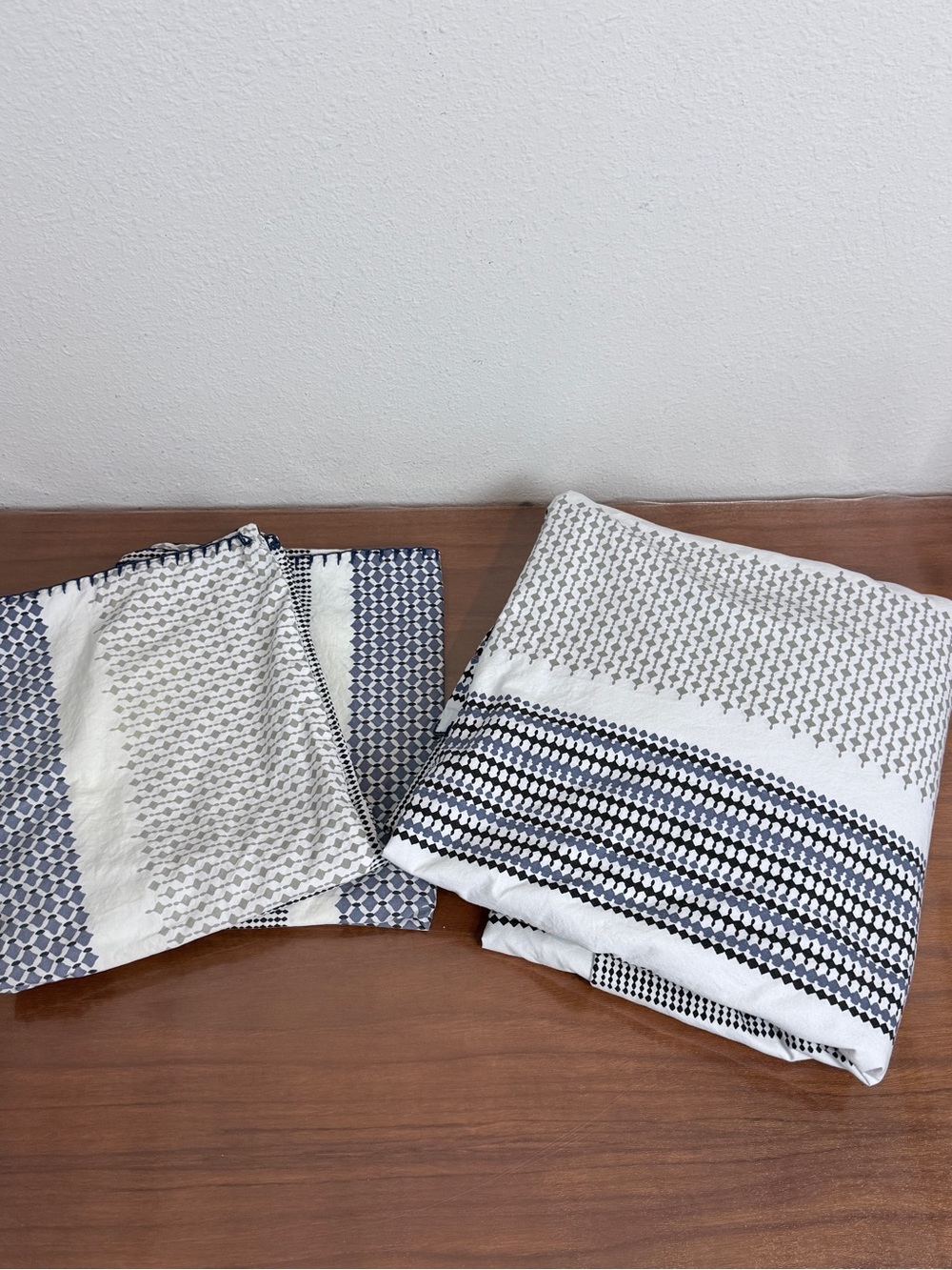 Crate&Barrel Medina Navy and White Geometric Duvet Cover & Shams Set Full/Queen